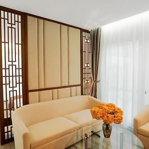 Deluxe Queen Suite